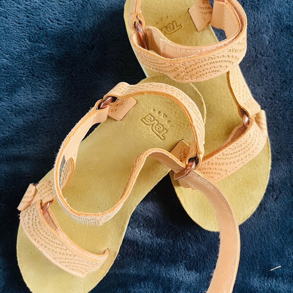 39# Teva Coral Pink Sandals with Adjustable Straps and platform Sole